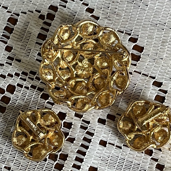 Vintage Sarah Coventry Brooch and Earrings- Glow under UV light - Picture 6 of 7